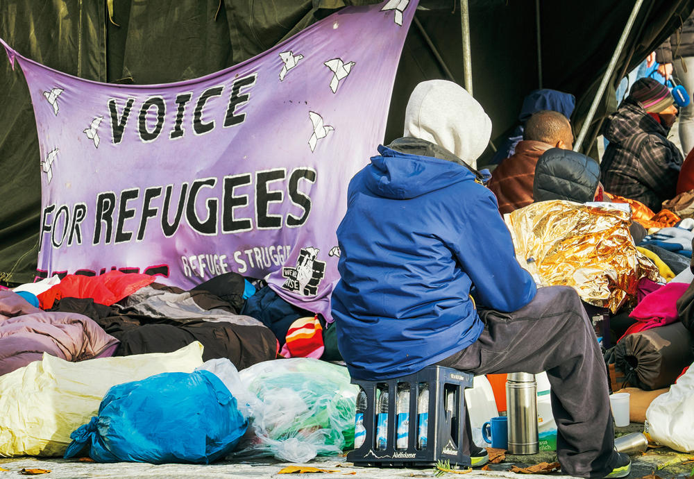 Die Grundlage der Asylgesetze in Europa ist die 1951 verabschiedete Genfer Flüchtlingskonvention. Flüchtling ist der Konvention nach, wer wegen seiner Religion, Nationalität oder politischen Überzeugung in seiner Heimat verfolgt wird.