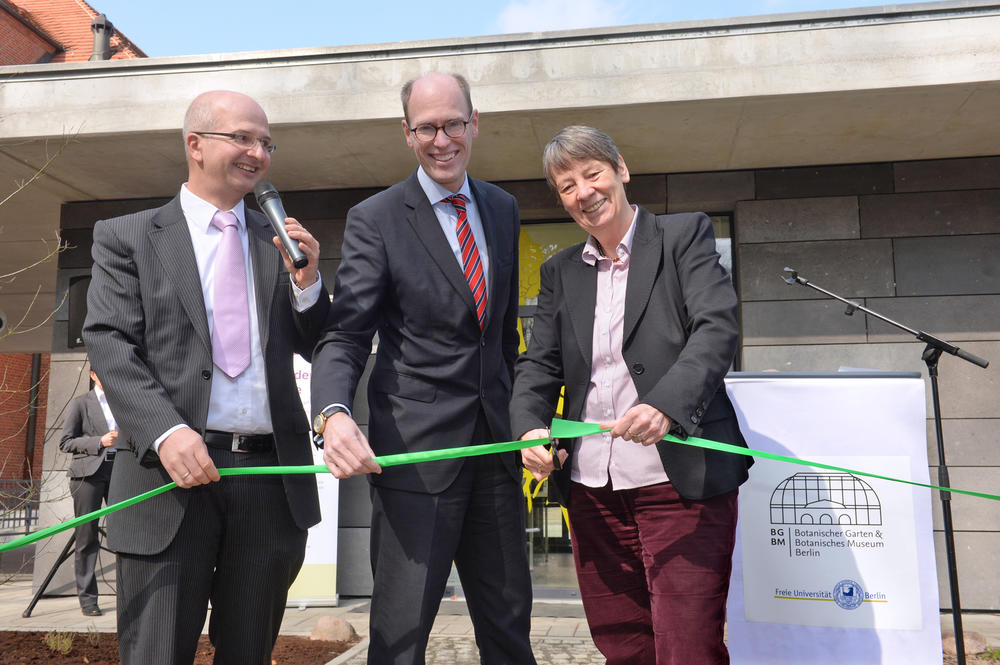 Eröffneten die Saatgutbank: Bundesumweltministerin Dr. Barbara Hendricks (r.), Prof. Dr. Thomas Borsch (l.), Direktor des Botanischen Gartens, und Prof. Dr. Peter-André Alt, Präsident der Freien Universität.