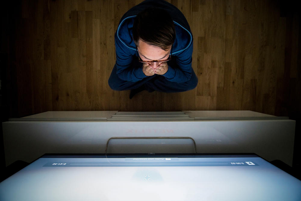 Wer wird im Kaumpf um die Aufmerksamkeit der Zuschauer gewinnen? Das Internet oder das klassische Fernsehen?