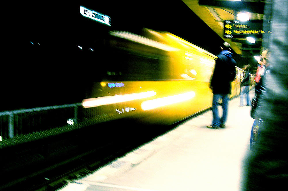 Mit dem Forschungsprojekt „Wirtschaftlichkeit von Sicherheitsmaßnahmen im öffentlichen Personenverkehr“ wird untersucht, ob Unternehmen wie die BVG das subjektive Sicherheitsgefühl ihrer Passagiere verbessern können.