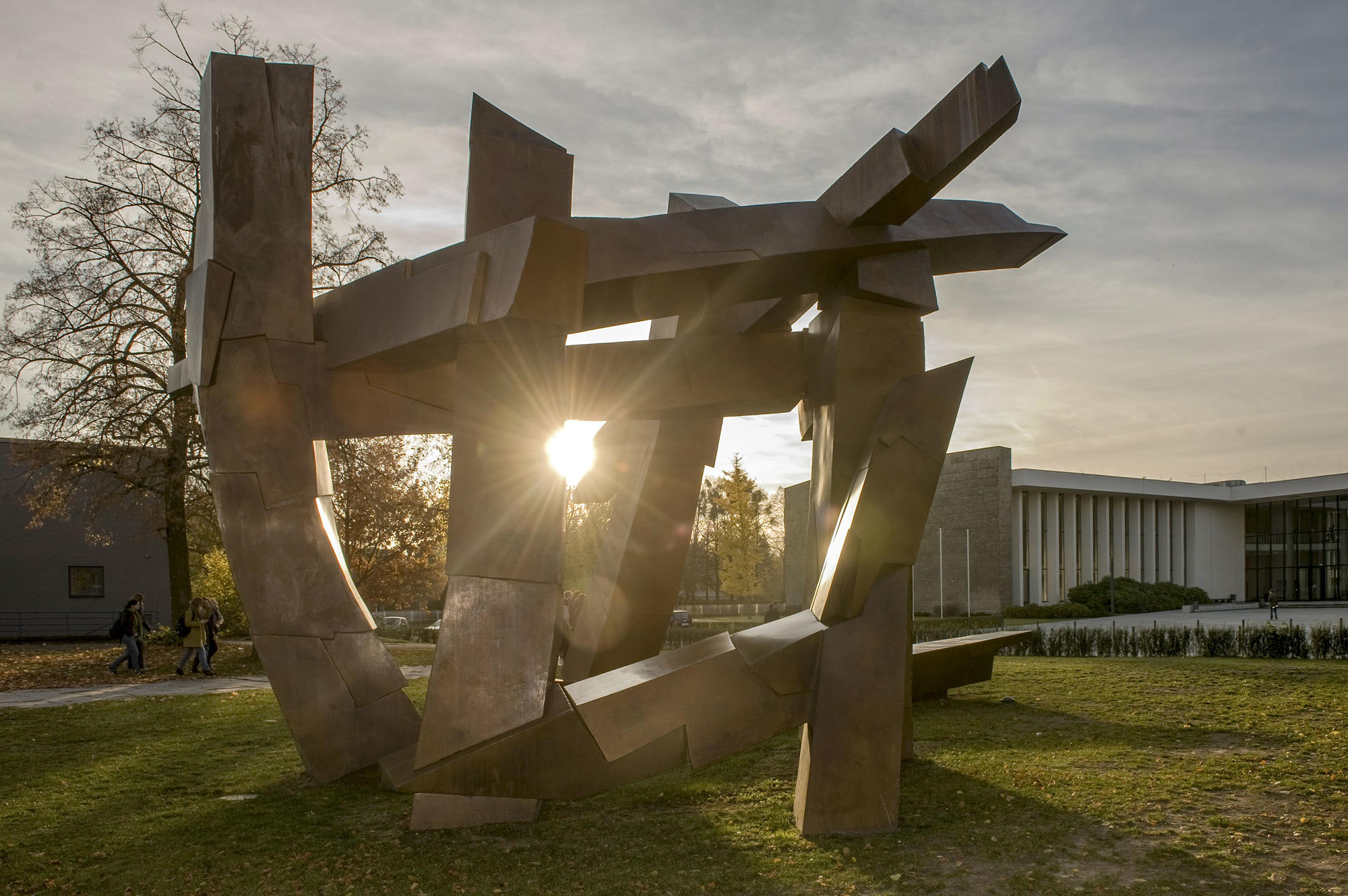 Die Skulptur „Perspektiven“ erinnert an das Schicksal der in Moskau ermordeten Studenten Günter Beggerow, Fritz Flatow, Günter Malkowski, Kurt Neuhaus, Ägidius Niemz, Friedrich Prautsch, Peter Püschel, Werner Schneider, Wolf Utecht, Karlheinz  Wille.