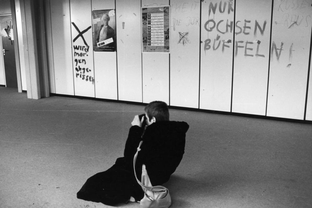 Auf 50.000 und mehr Studierende ist die Freie Universität Ende der 80er Jahre nicht vorbereitet. Eine der Folgen: Die Rostlaube verwahrlost an einigen Stellen.