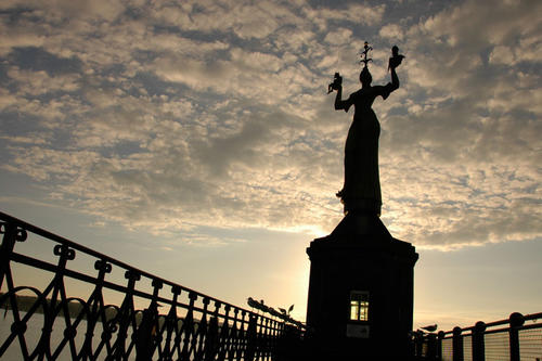 Heute erinnert an der Hafeneinfahrt von Konstanz die Statue der Imperia in satirischer Form an das Konzil von Konstanz. Auf ihren erhobenen Händen trägt sie rechts den Kaiser und links den Papst.