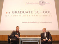 Joschka Fischer stand während der Eröffnungsveranstaltung Rede und Antwort – gemeinsam mit der Professorin Ulla Haselstein, Direktorin der Graduate School of North American Studies.