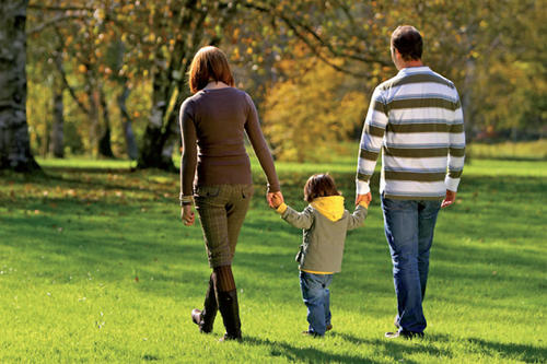 Familienangehörige sind oft die ersten, die Veränderungen an erkrankten Partnern wahrnehmen und zu einer Behandlung raten.