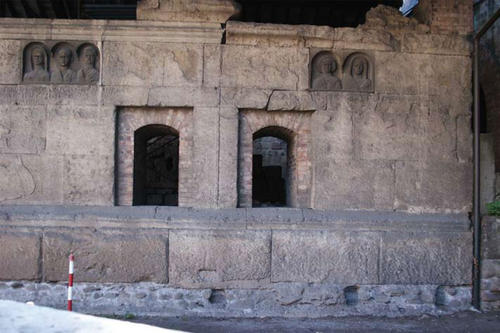 Grabbauten mit Porträts an der Via Statilia in Rom, erstes Jahrhundert vor Christus.