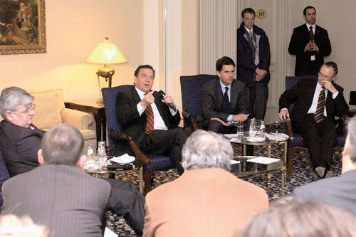 Die Macht im Hinterzimmer: Bei einem „Kamingespräch“ erklärt die rot-grüne Politikprominenz den Journalisten ihre Vorhaben.