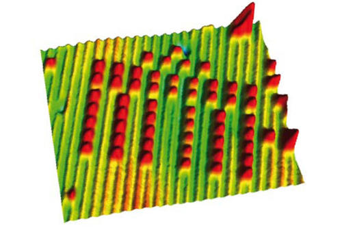 Brandenburger Tor, durch Manipulation mit dem Rastertunnelmikroskop aus 53 Kohlenmonoxidmolekülen auf einer Kupferoberfläche hergestellt.