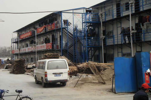 Die Mehrzahl der Menschen weltweit lebt in Städten. Die Mega-Citys und die sich entwickelnden Regionen ziehen viele Menschen auf der Suche nach Arbeit an – hier Wanderarbeiter in Peking, die in Wohncontainern untergebracht sind.