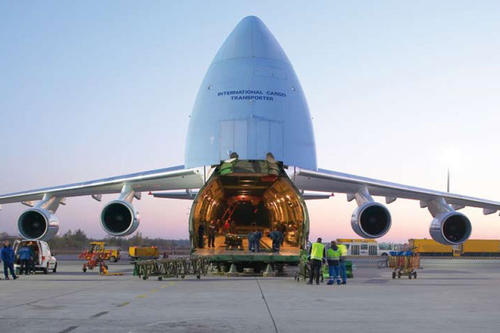 Transportkosten sind Teil der Transaktionskosten, zu denen unter anderem auch Zölle und die Aufwendungen für Kommunikation gehören. Die Transaktionskosten sind im Zuge der Globalisierung und mit der Entwicklung neuer Technik gesunken.