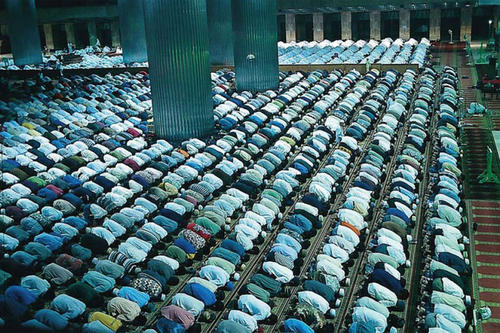 Kritiker fürchten, dass der wachsende Einfluss des Indonesischen Rats der Ulemas (Majelis Ulama Indonesia, MUI) auf eine Radikalisierung muslimischer Kräfte in Indonesien hindeute.