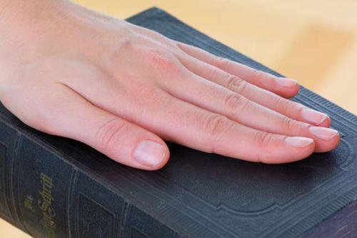 In der Verfügung über Heilige Schriften mit monotheistischer Botschaft scheint die essenzielle Gemeinsamkeit zwischen Judentum, Christentum und Islam zu liegen.