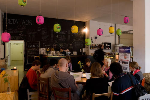 Der Eingangsbereich des betahauses ist Treffpunkt, Café und Arbeitsplatz zugleich.