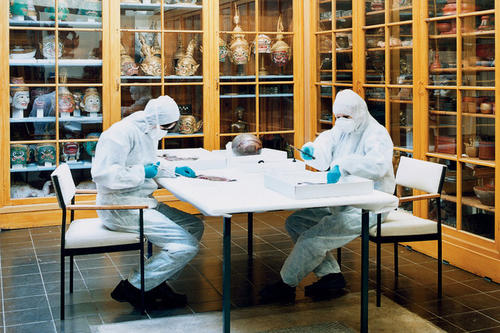 Die Haltung des Animismus künstlerisch umgesetzt: Die Fotografin Candida Höfer inszenierte für die Ausstellung im Haus der Kulturen der Welt eine Szene, in der sich Restauratoren in Schutzanzügen außereuropäischen Exponaten nähern.