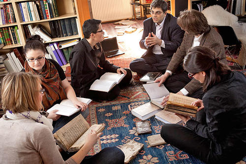 Alte Schriften im MIttelpunkt: Mit einem Team aus Forschern aus aller Welt wird die Islamwissenschaftlerin Sabine Schmidtke (3. v. l.) arabische Übersetzungen der Bibel vergleichend analysieren.