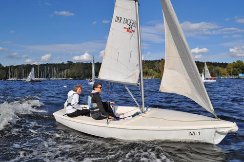 Die Pharmaziestudentin Annika Jödicke (links) enspannt beim Segelkurs auf dem Wannsee vom Lernstress. Mit dabei: Sarah Pengen, Alumna der Freien Universität