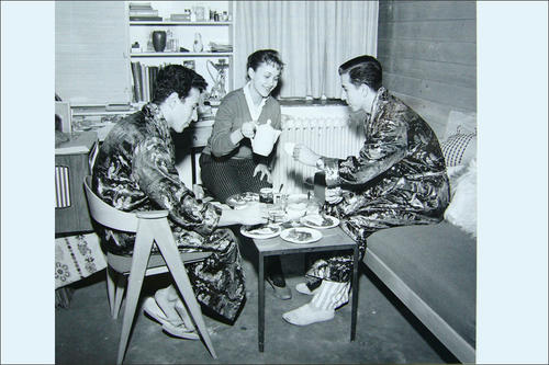 Zwei syrische Studenten genießen das Frühstück mit ihrer deutschen Mitbewohnerin.