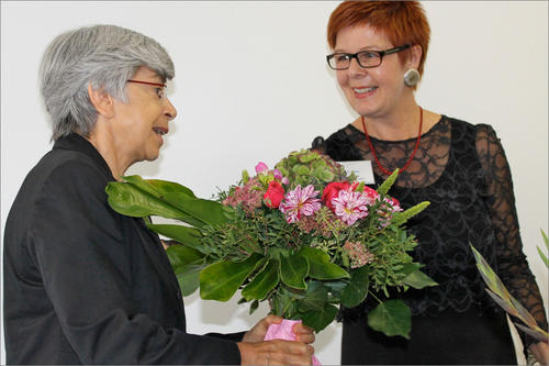 Ehrung für verdienstvolle Arbeit: Birgit Sonntag (links), die 26 Jahre lang leitende Lehrlogopädin der Schule war, und ihre Nachfolgerin Barbara Ries.