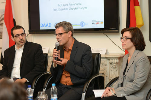 "Cairo Talks on Transformation": Lora Anne Viola (re.), Ezzedine Choukri Fichere (li.) und Verbindungsbüroleiter Florian Kohstall bei dem Cairo Talk kurz nach der US-Wahl.