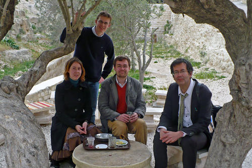 Wie eine Zeitreise: Johannes Niehoff-Panagiotidis (re.) besuchte mit Studierenden das griechisch-orthodoxe Kloster Mar Saba in der Nähe von Bethlehem.