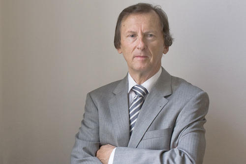 Der Mann für schwierige Situationen war Werner Väth am Otto-Suhr-Institut und in der Hochschulleitung: Eine besondere Genugtuung war für Väth die zweimalige Auszeichnung der Freien Universität als Exzellenzuniversität.