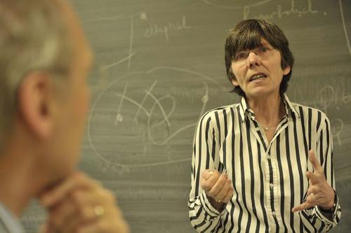 Die Mathematik und die Liebe haben Hélène Esnault zufolge vieles gemeinsam. Unser Bild zeigt die Französische Mathematikerin während ihrer Antrittsvorlesung an der Freien Universität Berlin.