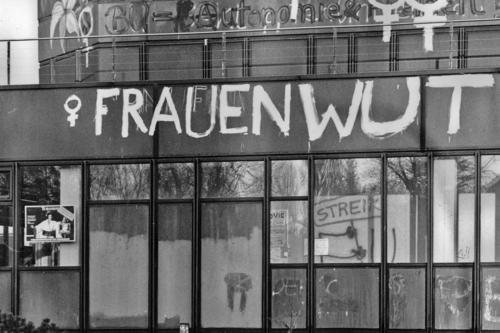 In den 1980er Jahren hinterließen Studierende politische Botschaften an der Außenfassade der "Rostlaube".