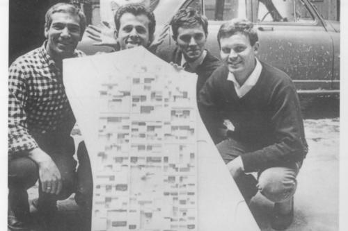 Geplant wurde die "Rostlaube" durch das Büro Candilis-Josic-Woods: Das Bild zeigt Manfred Schiedhelm (re.) und Kollegen mit dem Modellplan.