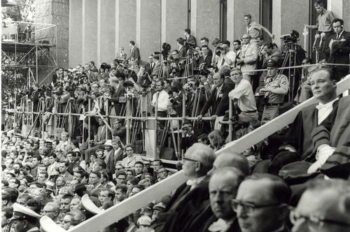 Eine der Tribünen unter freiem Himmel, auf der die Journalisten Kennedys Rede verfolgten.