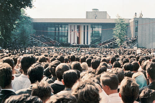 Als "ein Hochfest emotionaler Rückversicherung und damit der Freude" erinnert der ehemalige Student der Freien Universität Joerg B. Schnapka Kennedys Rede, bei der er als Besucher dieses Bild schoss.