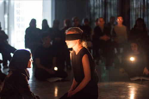 Von der Uni zur Bühne. Studenten aus Tétouan (Marokko) und Berlin brachten Frank Wedekinds „Frühlings Erwachen“ unter Leitung von Michael Roes in Nordafrika auf die Bühne.