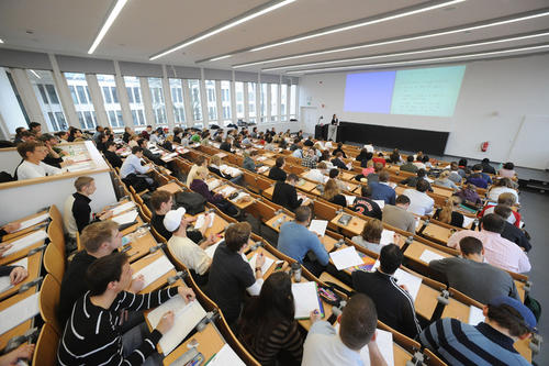 Viel Neues erwartet Studienanfänger. An der Freien Universität wird der Einstieg durch ein breites Angebot erleichtert.