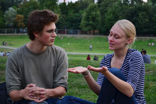 Sorgenfrei an der Uni. Studentin Jenny Stumper hat ihr erstes Semester im Fach Erziehungswissenschaft gemeistert. Mentor Vito Dabisch hat sie dabei unterstützt.