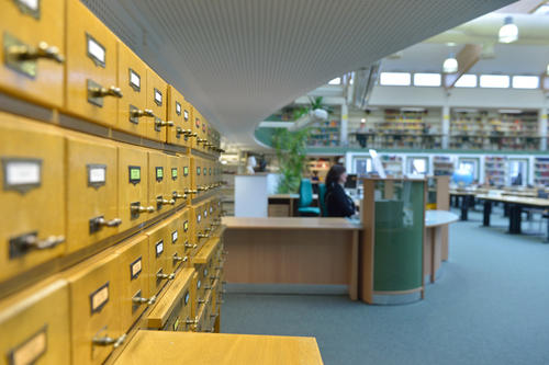 Adieu Zettelkasten. Die Recherche in Bibliotheken mithilfe alphabetischer Karteikarten gehört bald der Vergangenheit an. Die Bestände sollen künftig in großen „Datenwolken“ bundesweit verfügbar sein.