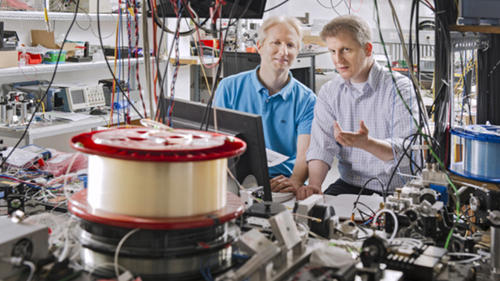 Warum schießen die Frequenzen so stabil durch die Spule? Physiker Robert Huber (r.) versucht dies gemeinsam mit seinem Kollegen Christian Jirauschek von der Technischen Universität München zu berechnen und zu verstehen.