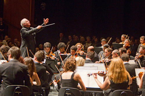 Gemeinsam mit dem palästinensischen Autor und Professor der Columbia-Universität, Edward Said, gründete Daniel Barenboim 1999 das „West-Eastern Divan“. Barenboim erhält in diesem Jahr den Freiheitspreis der Freien Universität.