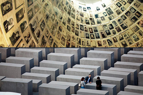 Holocaust-Gedenken in Israel und Deutschland, in der „Hall of Names“ in Yad Vashem (o.) und am Mahnmal für die ermordeten Juden Europas in Berlin.