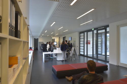 Hilfe vor Ort: Die meisten Anliegen der Studierenden können die Service-Mitarbeiter am Counter direkt klären.