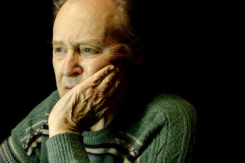 Hoffnung in Sicht: Seitdem bekannt ist, dass Entzündungsstoffe möglicherweise eine Rolle bei der Entstehung der Alzheimer- Erkrankung spielen, verfolgenWissenschaftler der Charité einen neuen Therapieansatz.