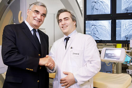 Der langjährige Leiter der Charité-Klinik für Kardiologie und Pulmologie, Professor Heinz-Peter Schultheiß (l.), übergibt das Steuer an Professor Ulf Landmesser, der vom Universitätsspital Zürich kam.