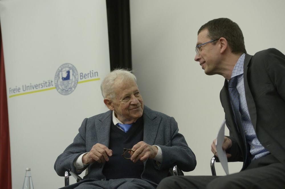 Vielseitig interessiert: Das Bild zeigt Klaus Heinrich, Gründungsstudent der Freien Universität, im Gespräch mit dem Historiker Paul Nolte bei einer Lesung im Januar.