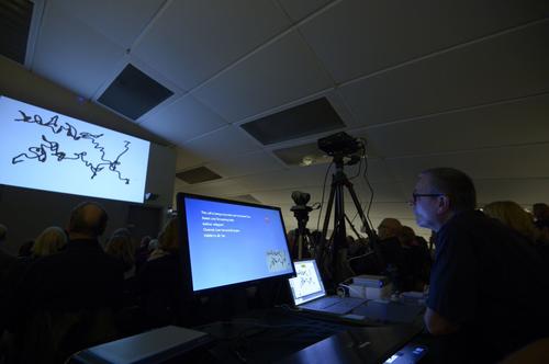 Kein „Krickelkrakel“: Der Künstler Axel Malik zeigt mit seinen „unlesbaren“ Zeichen den Akt des Schreibens.