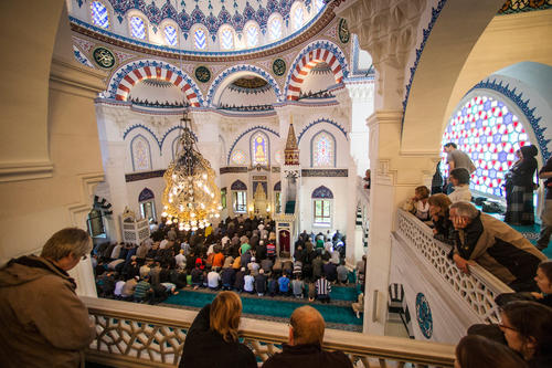 Vorbeischauen statt Vorbehalte nähren: Zum Tag der Deutschen Einheit öffnen jedes JahrMoscheen in ganz Deutschland ihre Türen für nicht-muslimische Besucher, wie hier die Sehitlik-Moschee am Columbiadamm in Berlin-Neukölln.