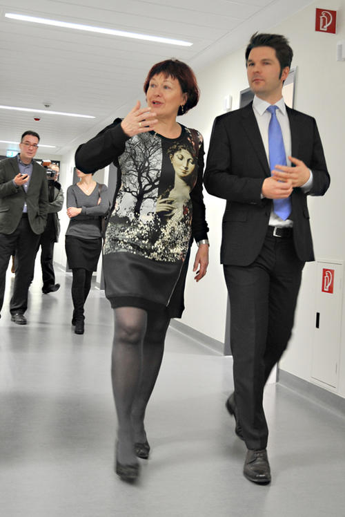 Isabella Heuser, Direktorin der Klinik, zeigt dem Staatssekretär für Wissenschaft Steffen Krach das Gebäude.