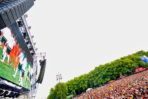 Großveranstaltungen wie Public-Viewing sind eine besondere Herausforderung für die Sicherheitskräfte. Forscher der Freien Universität feilen an Konzepten, um im eventuellen Ernstfall besser und schneller reagieren zu können.