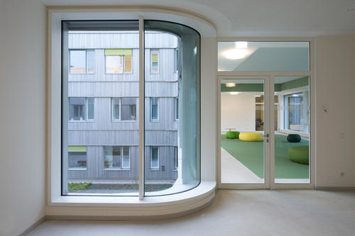 Gläserne Rundungen geben den Blick auf die Innenhöfe frei.