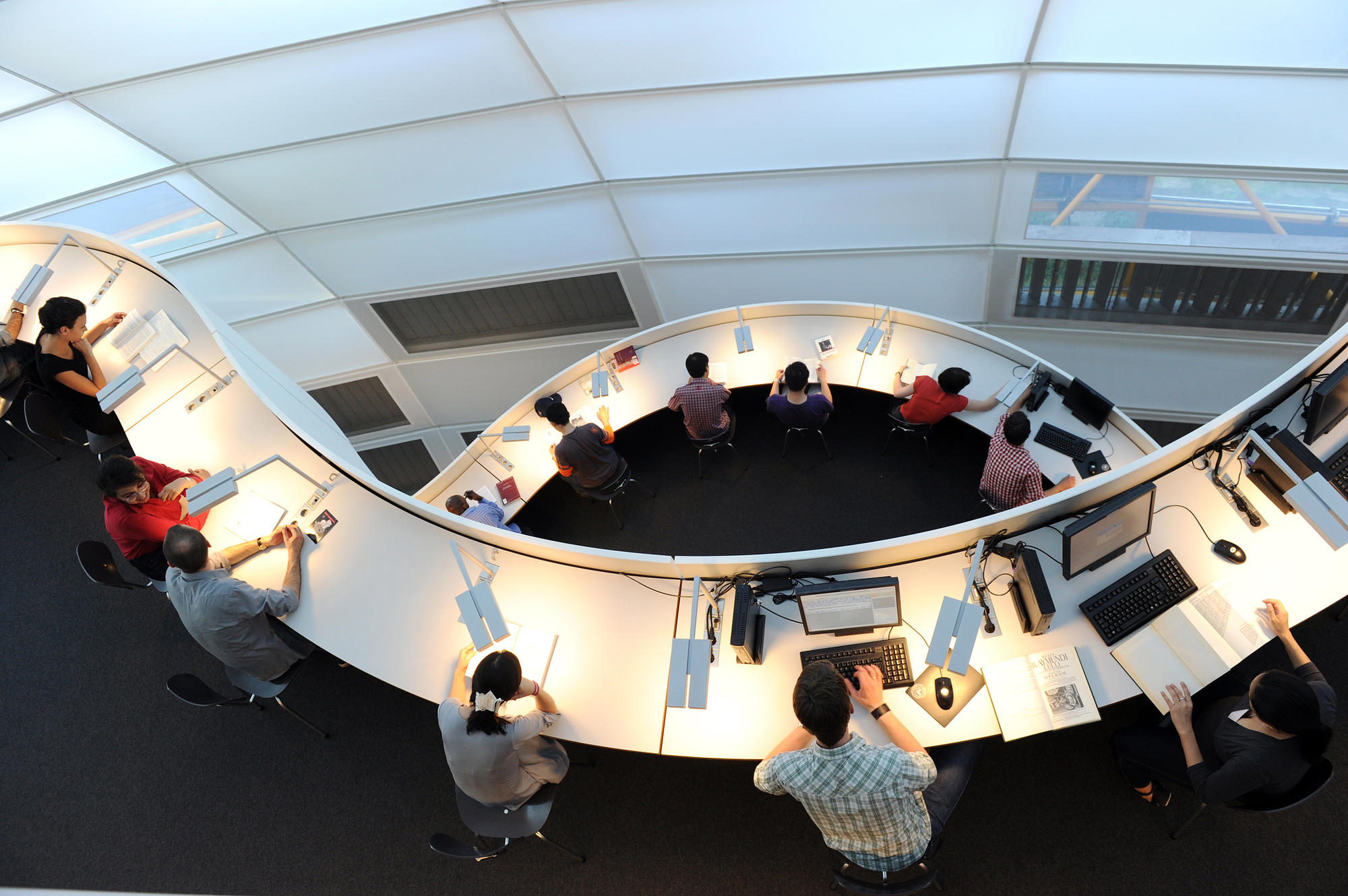 Alle zusammen, jeder für sich: In der Philologischen Bibliothek von Lord Norman Foster lernt es sich in architektonisch interessanter Umgebung.