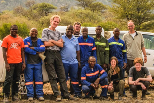 Teamwork: Ohne die Unterstützung ihrer botsuanischen Kollegen und des San-Häuptlings wären Frank Riedel (3. v. l.) und Kai Hartmann (1. v. r. stehend) nicht so weit gekommen. Studentin Venise Bayer (2. v. r.), daneben Lasse Riedel.