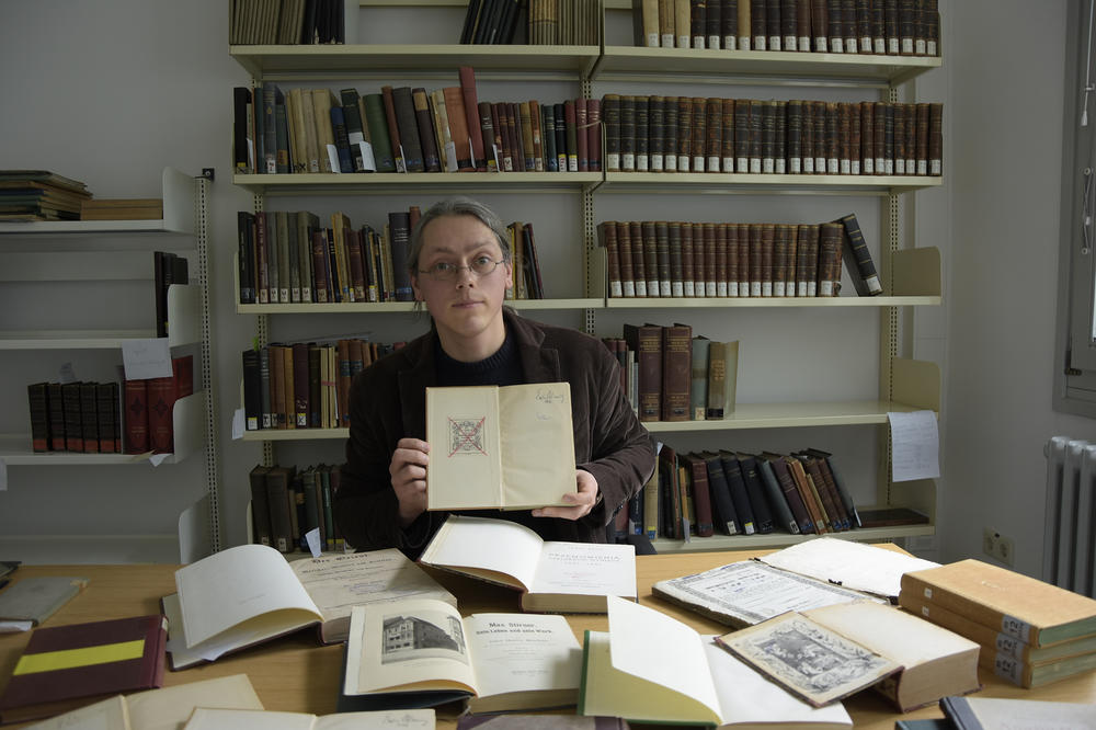 Gewaltige Aufgabe: Ringo Narewski leitet an der Freien Universität die Stabsstelle NS-Raub- und Beutegut. Stempel, Exlibris, Autogramme oder Widmungen gehören zu den vielen tausend Spuren zu den oft verworrenen Wegen geraubter Bücher.