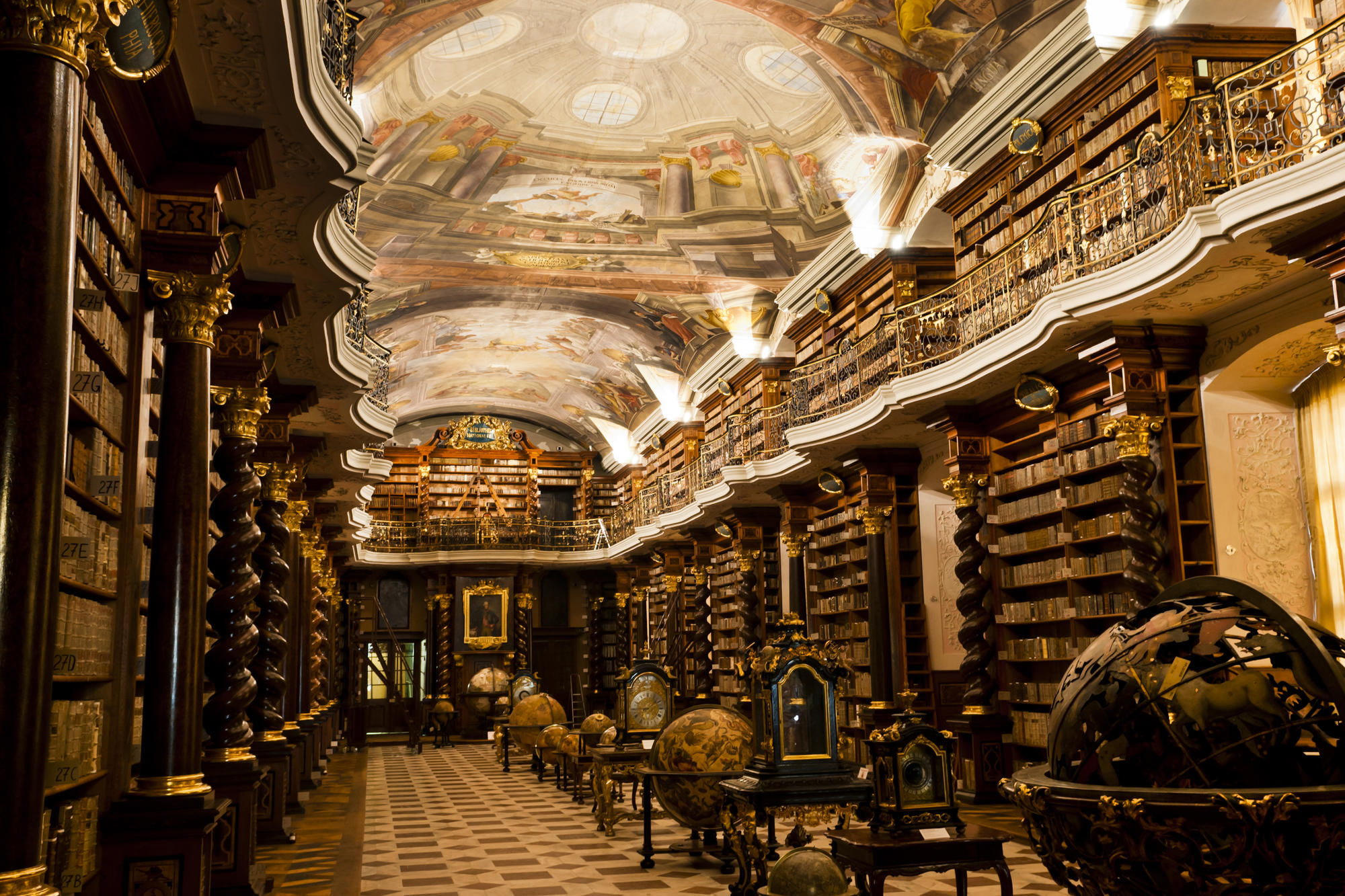 Bibliotheken, wie hier der Lesesaal im Jesuitenkloster Clementinum in Prag, werden auch im digitalen Zeitalter nicht überflüssig.